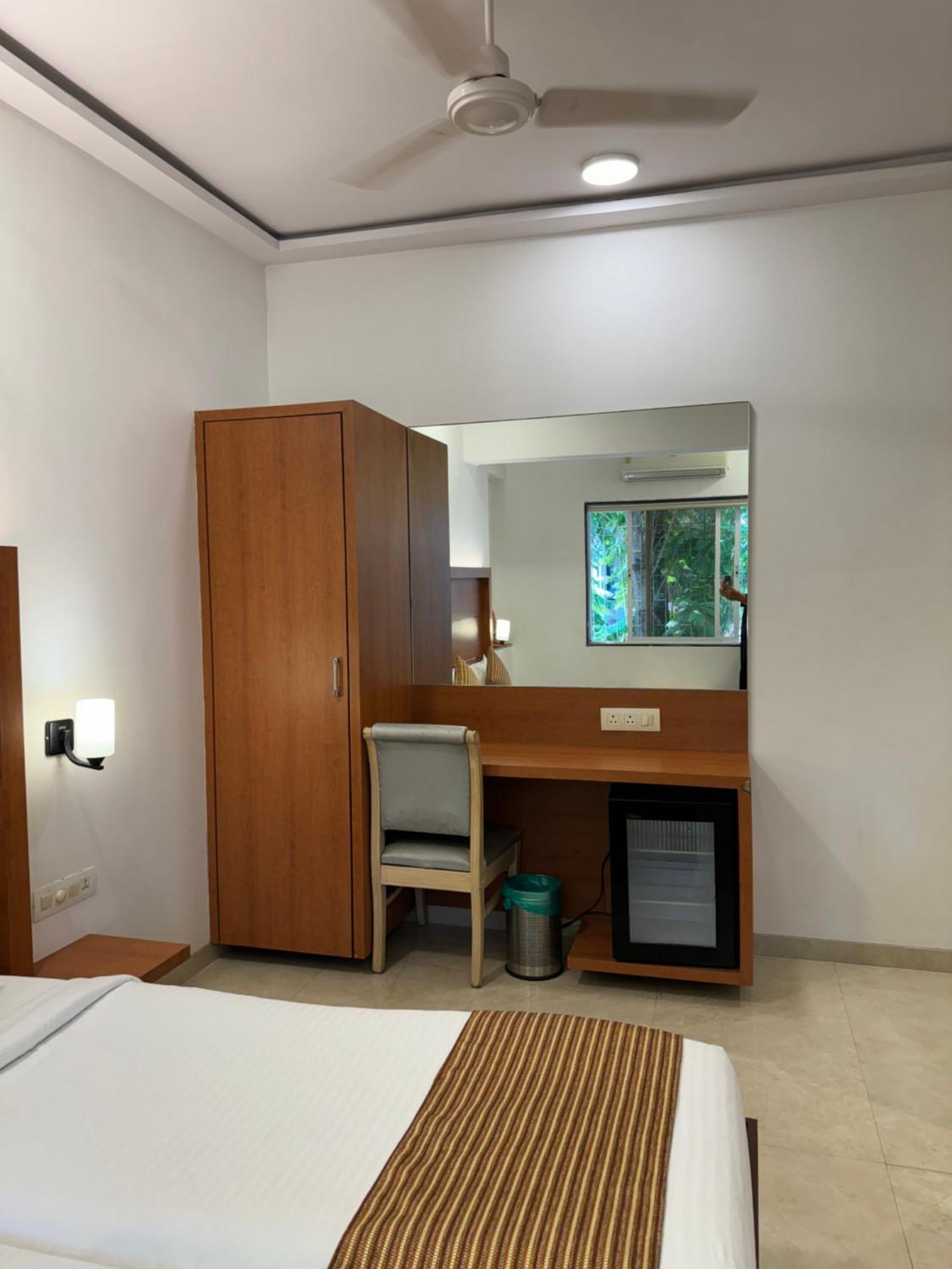 Hotel Galaxy Mumbai Exteriör bild