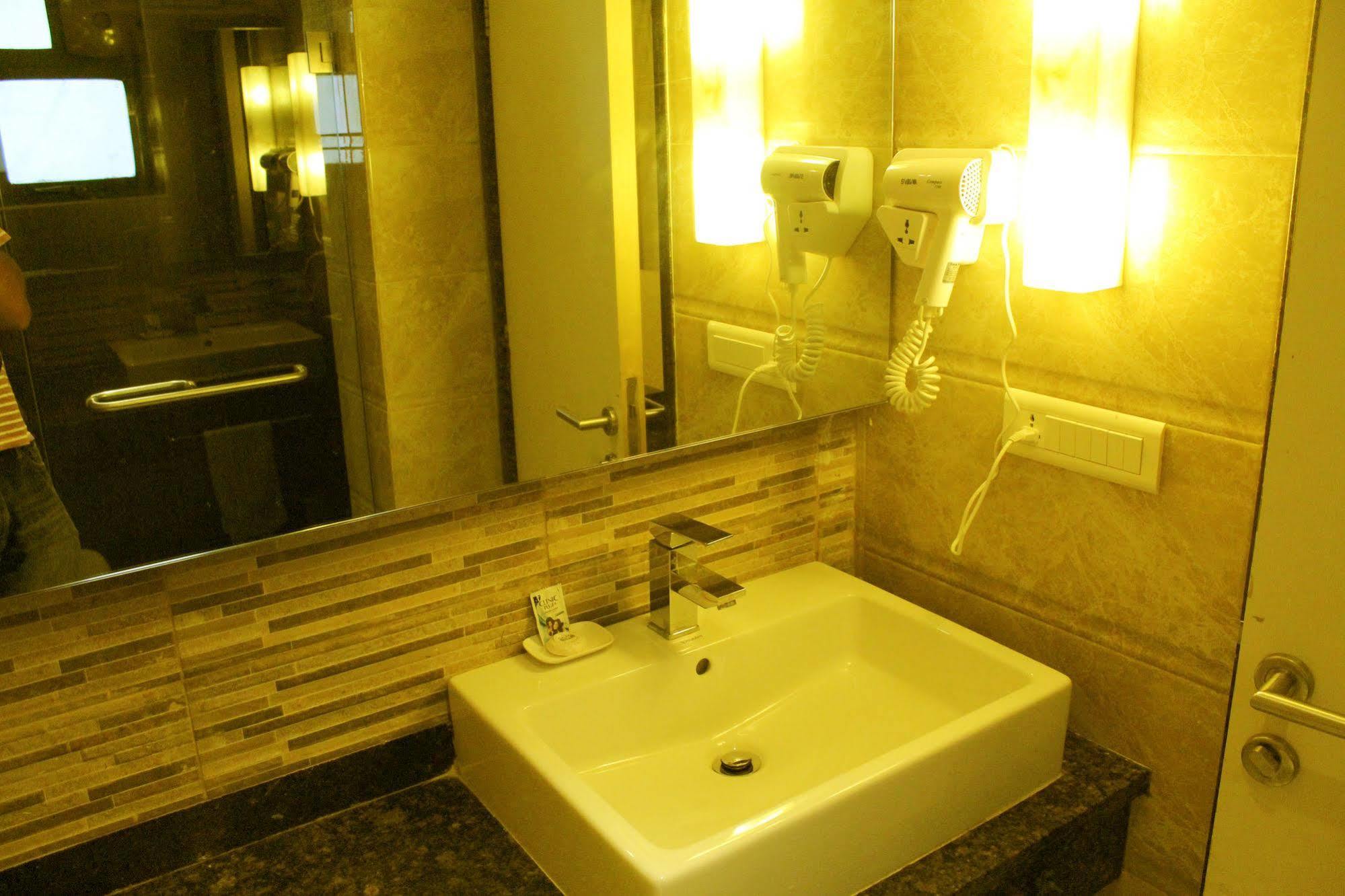 Hotel Galaxy Mumbai Exteriör bild