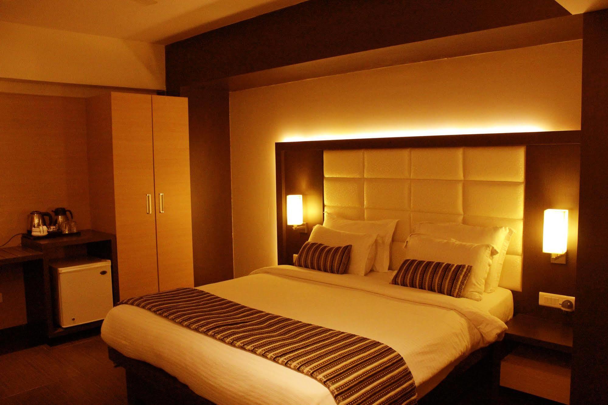 Hotel Galaxy Mumbai Exteriör bild