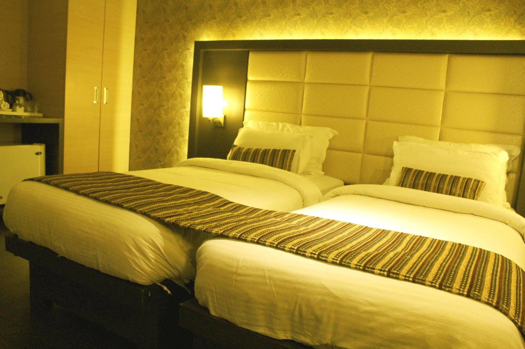 Hotel Galaxy Mumbai Exteriör bild